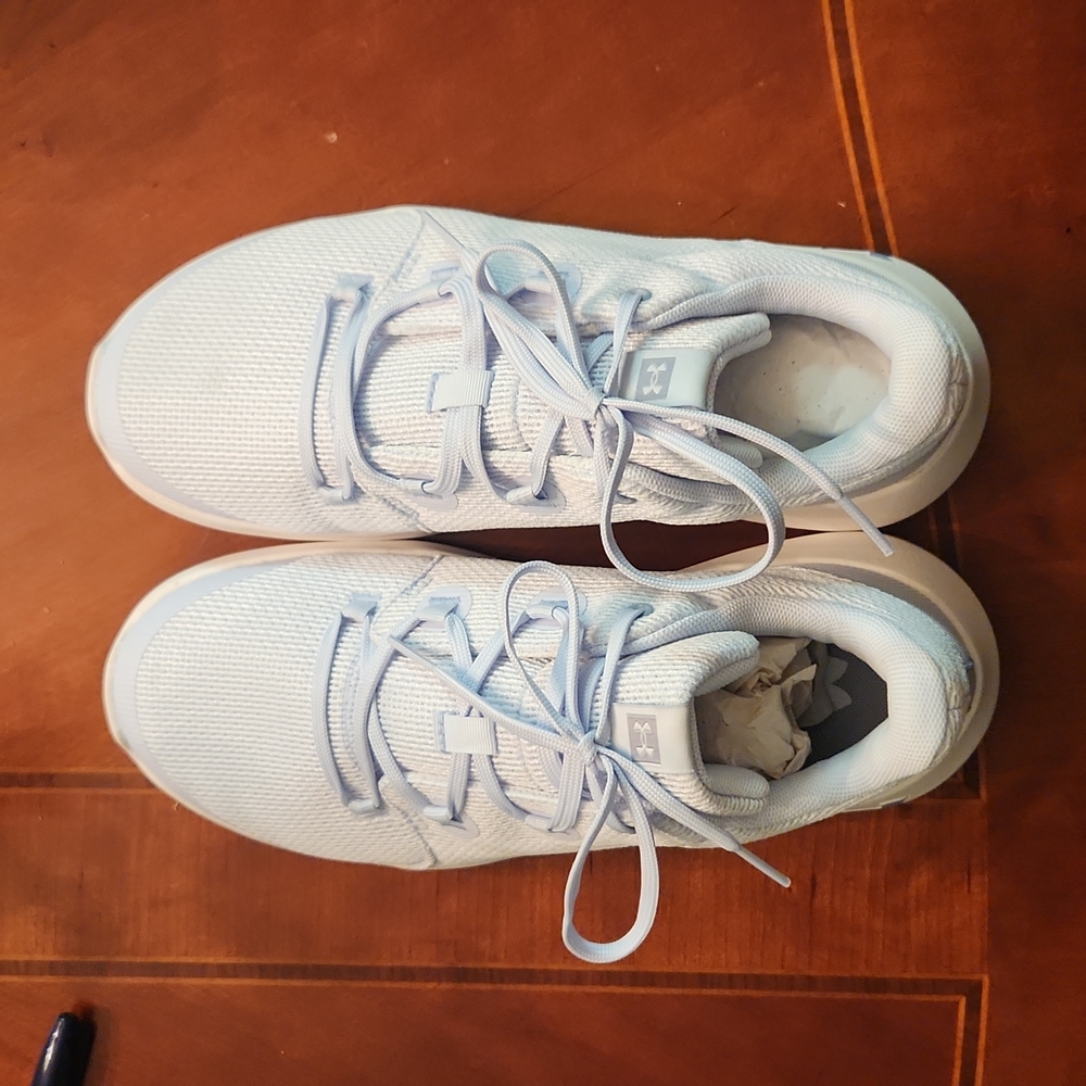 Youth tennis shoes